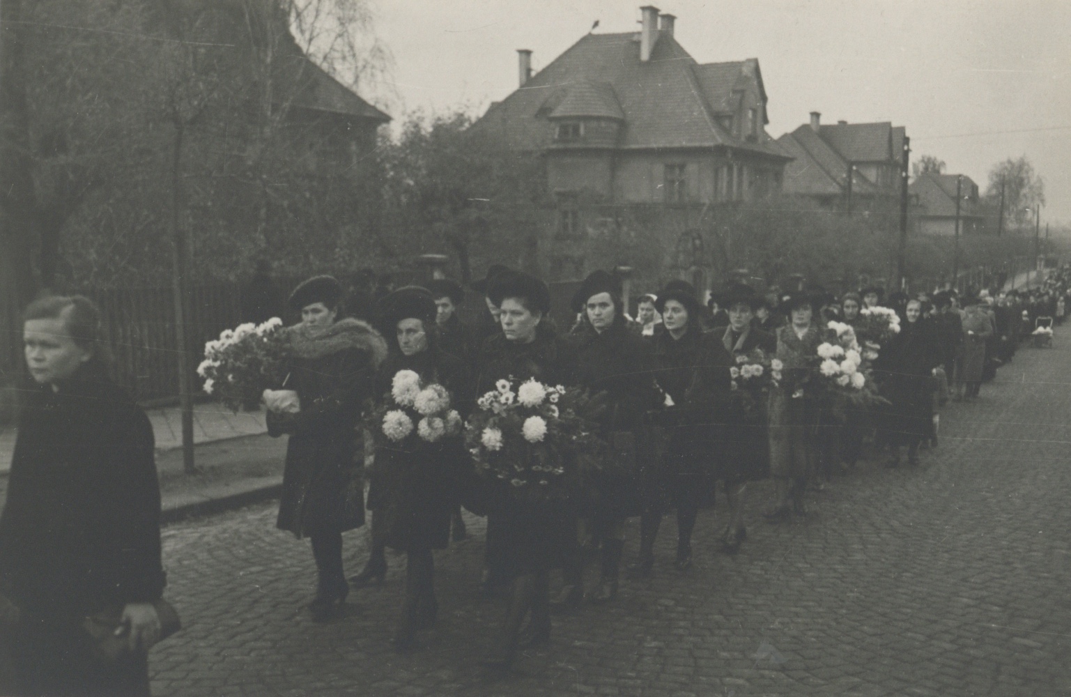 Smuteční průvod k odhalení pomníku občanům Karvinné umučeným v Osvětimi (1.10.1946). Se souhlasem p. I. Schwarzové, ze soukromé sbírky.