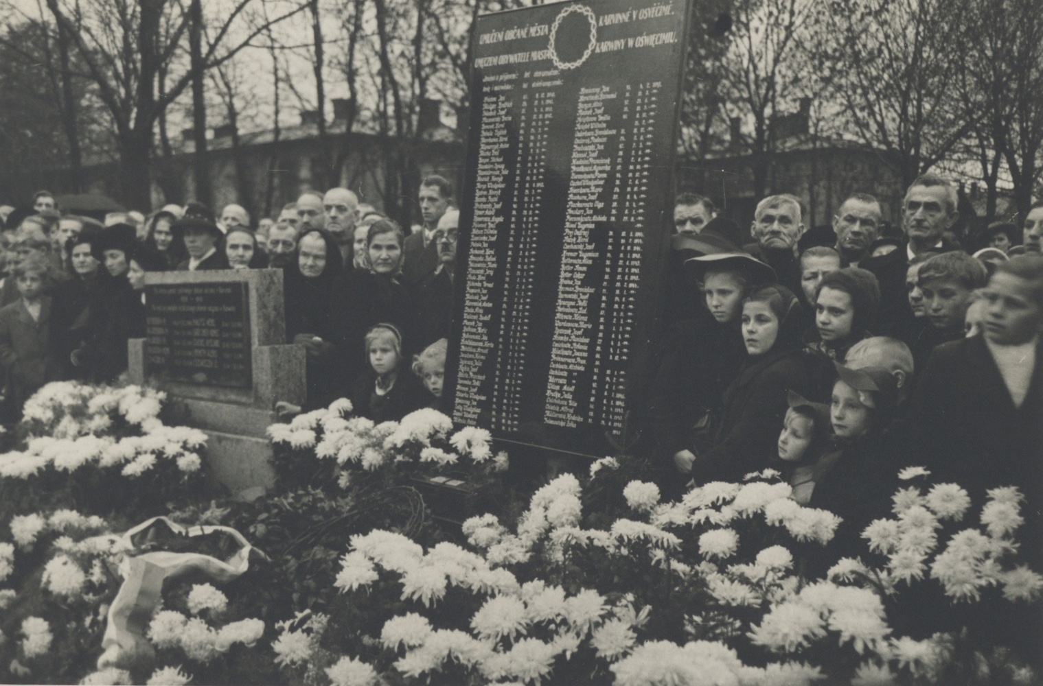 Odhalení pomníku občanům Karvinné umučeným v Osvětimi (1.10.1946). Se souhlasem p. I. Schwarzové, ze soukromé sbírky.