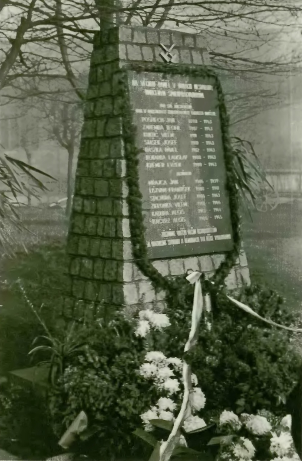 Pomník umučeným spolupracovníkům na dole Hohenegger, při slavnostním odhalení dne 28.11.1946 (Zdroj: Śląska Biblioteka Cyfrowa)