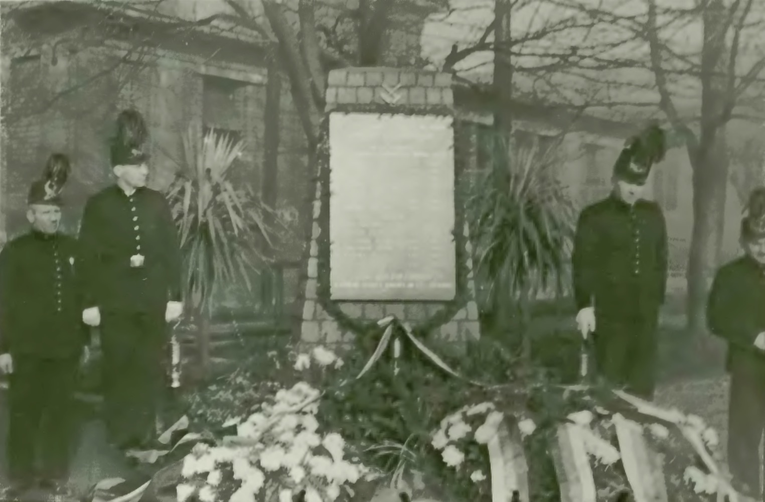 Pomník umučeným spolupracovníkům na dole Hohenegger, při slavnostním odhalení dne 28.11.1946 (Zdroj: Śląska Biblioteka Cyfrowa)