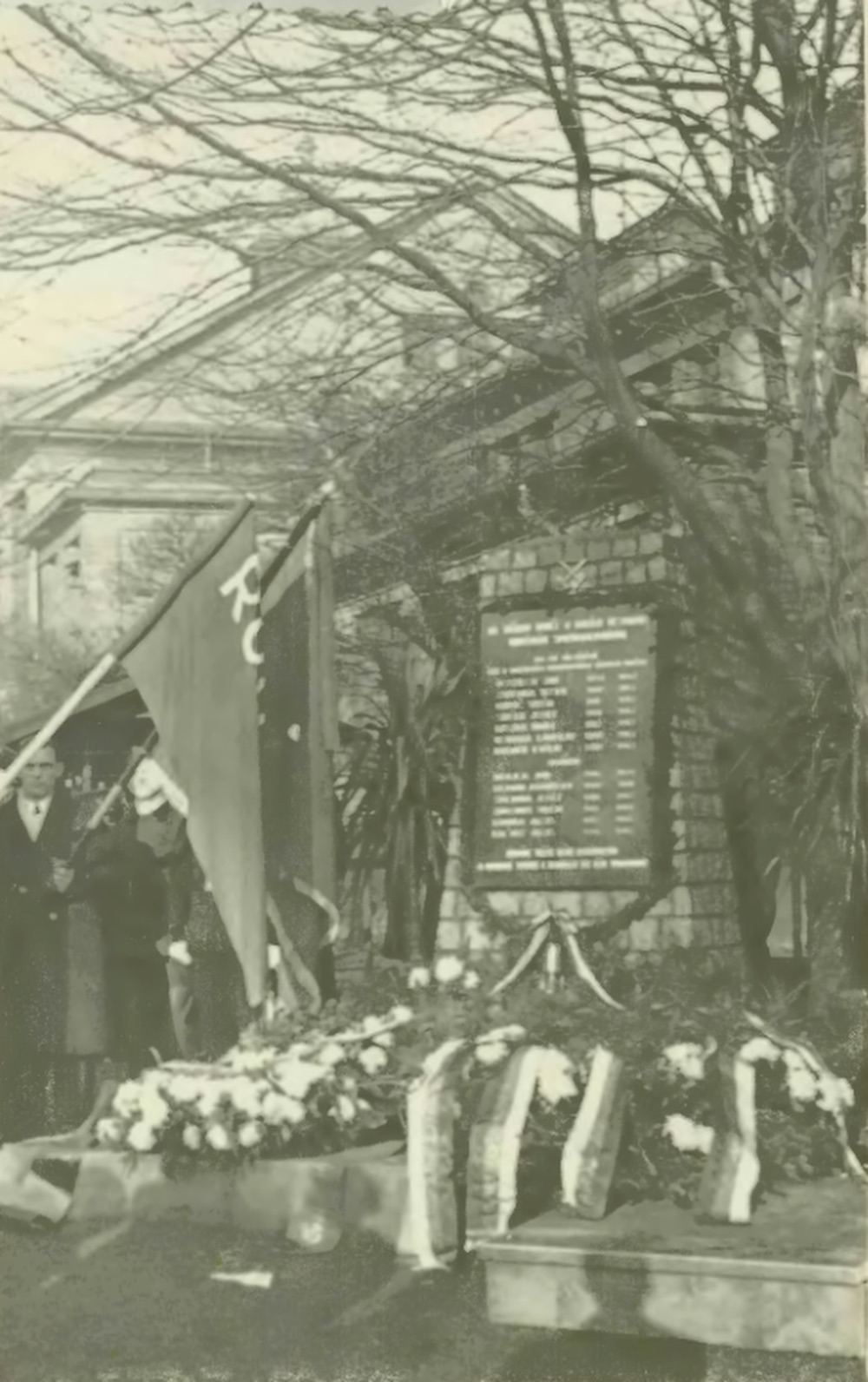 Pomník umučeným spolupracovníkům na dole Hohenegger, při slavnostním odhalení dne 28.11.1946 (Zdroj: Śląska Biblioteka Cyfrowa)