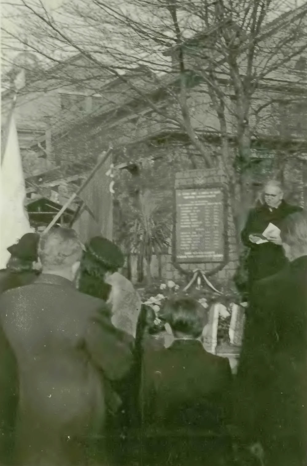 Pomník umučeným spolupracovníkům na dole Hohenegger, při slavnostním odhalení dne 28.11.1946 (Zdroj: Śląska Biblioteka Cyfrowa)