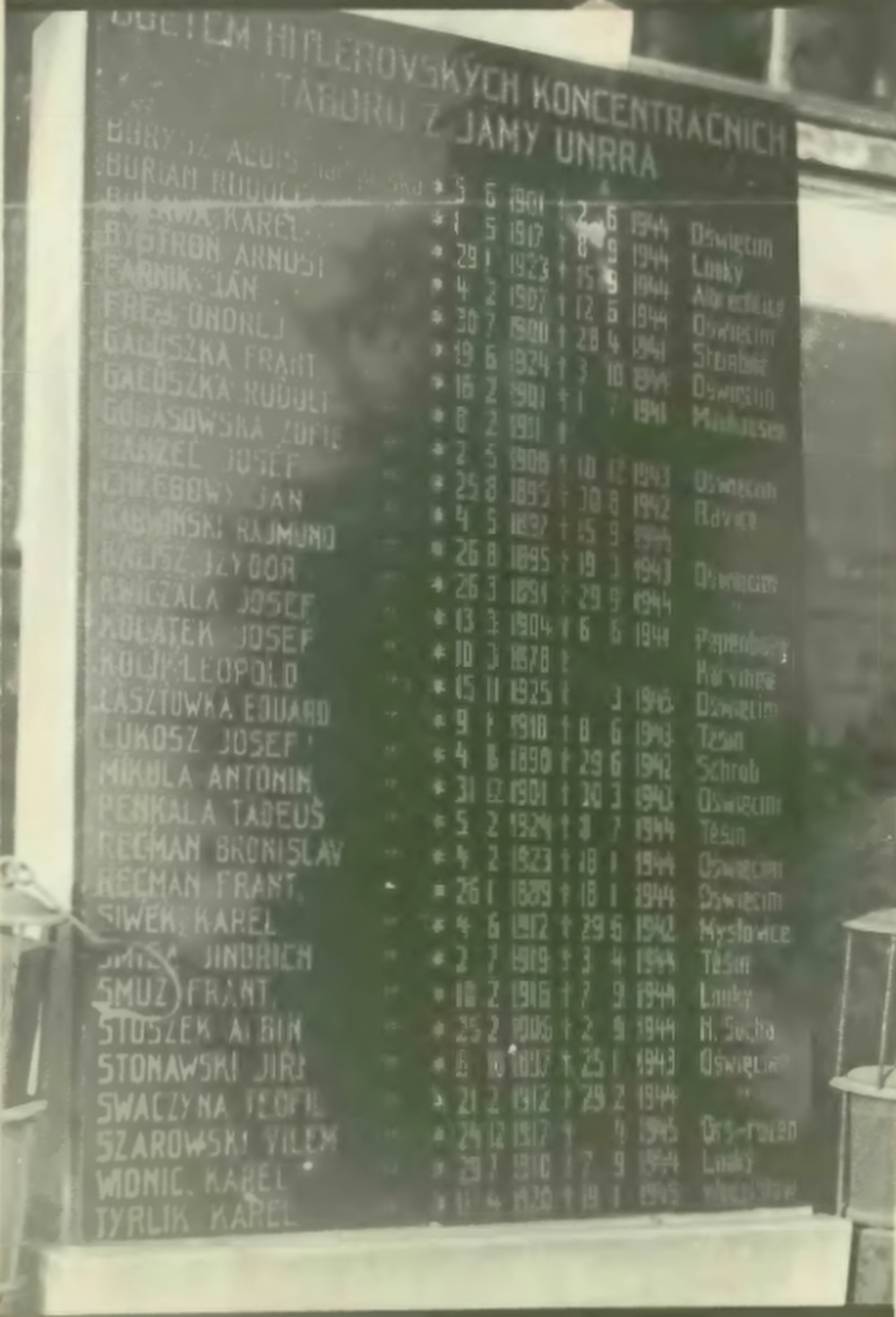 Pomník obětem hitlerovských koncentračních táborů z jámy Unrra, instalovaný v roce 1948 (Zdroj: Śląska Biblioteka Cyfrowa)