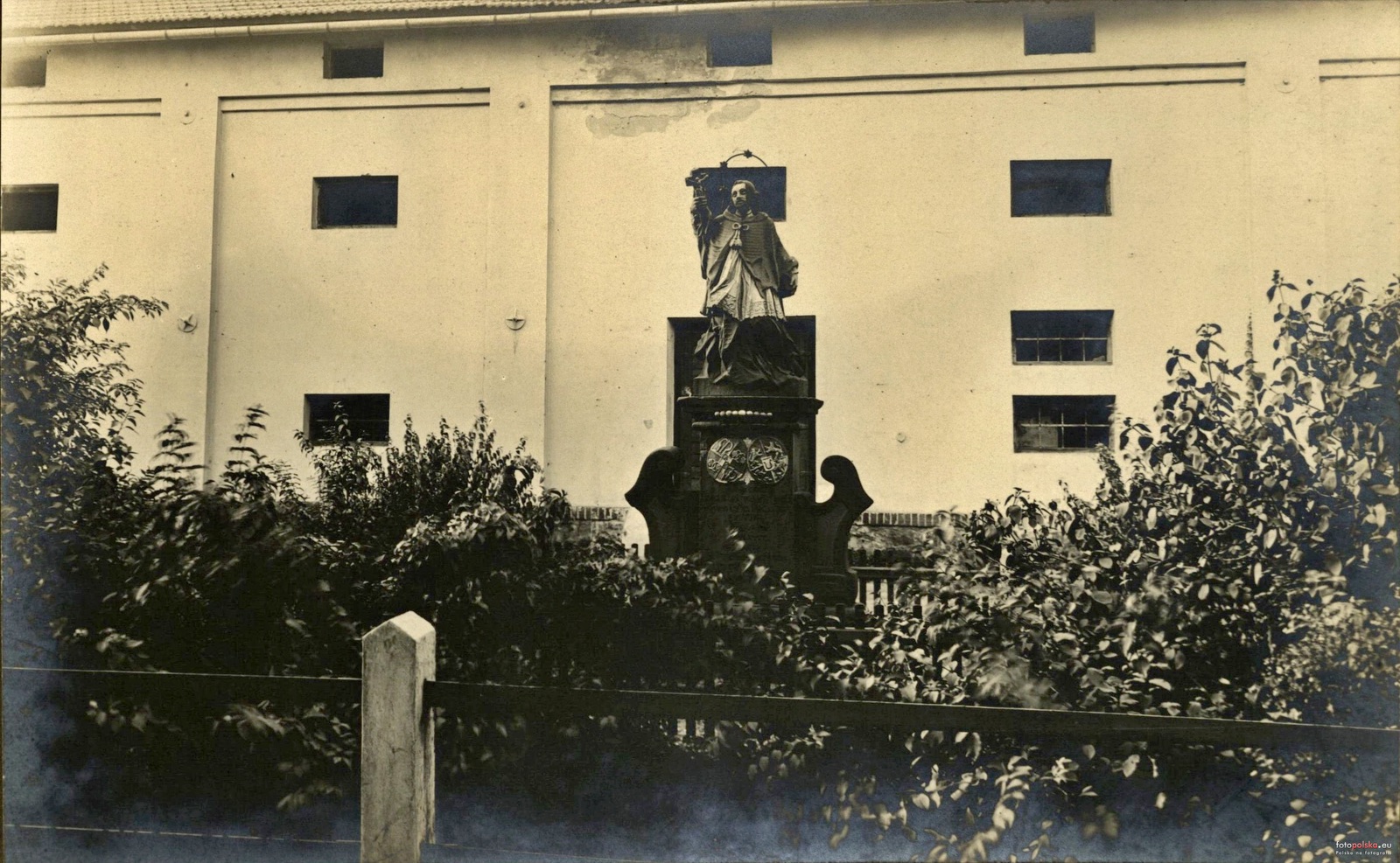Barokní socha sv. Jana Nepomuckého z roku 1749 (1774?). Socha stála před sýpkou v Karvinné (demolice plánována do konce prosince 1967). Následně byla přesunuta ke kostelu Povýšení sv. Kříže v Karviné-Fryštátě. (Externí zdroj: fotopolska.eu, ODKAZ = klik na obrázek)