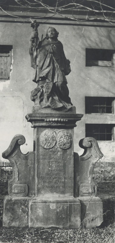 Barokní socha sv. Jana Nepomuckého z roku 1749 (1774?). Socha stála před sýpkou v Karvinné (demolice plánována do konce prosince 1967). Následně byla přesunuta ke kostelu Povýšení sv. Kříže v Karviné-Fryštátě.
