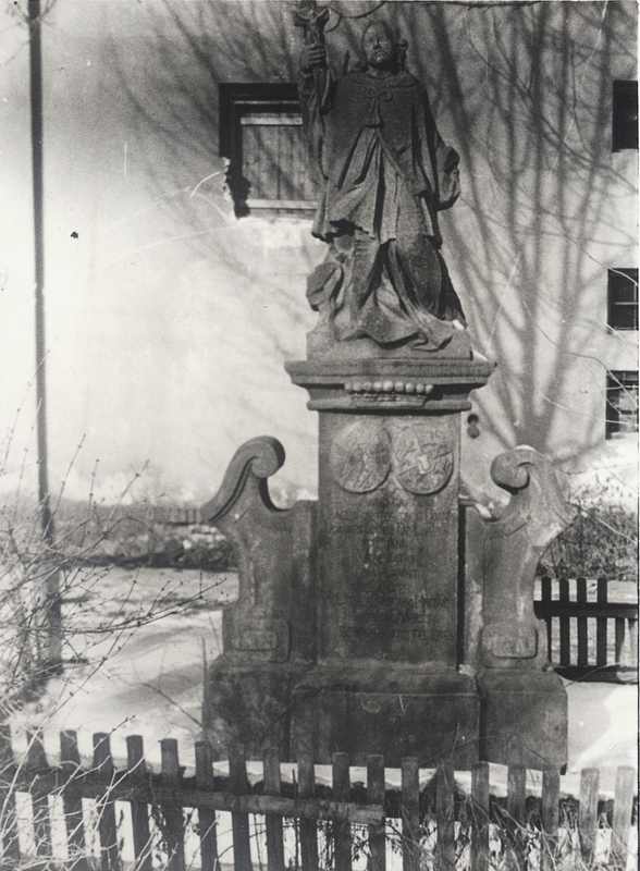 Barokní socha sv. Jana Nepomuckého z roku 1749 (1774?). Socha stála před sýpkou v Karvinné (demolice plánována do konce prosince 1967). Následně byla přesunuta ke kostelu Povýšení sv. Kříže v Karviné-Fryštátě.
