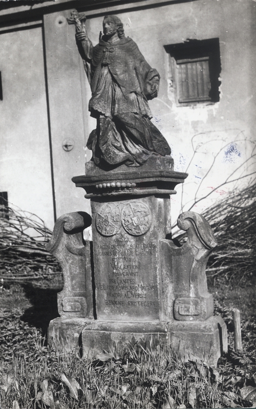Barokní socha sv. Jana Nepomuckého z roku 1749 (1774?). Socha stála před sýpkou v Karvinné (demolice plánována do konce prosince 1967). Následně byla přesunuta ke kostelu Povýšení sv. Kříže v Karviné-Fryštátě.