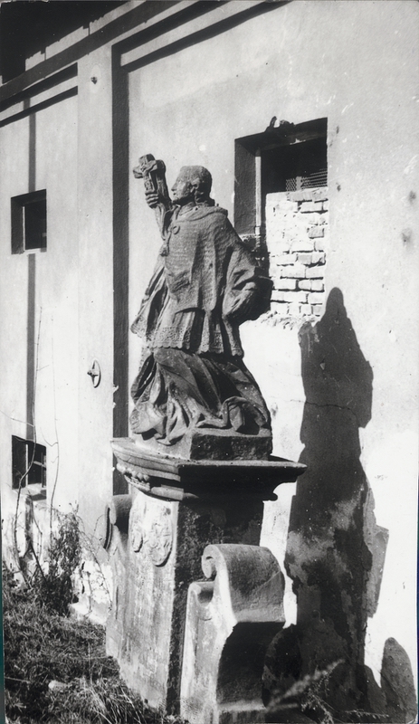 Barokní socha sv. Jana Nepomuckého z roku 1749 (1774?). Socha stála před sýpkou v Karvinné (demolice plánována do konce prosince 1967). Následně byla přesunuta ke kostelu Povýšení sv. Kříže v Karviné-Fryštátě.