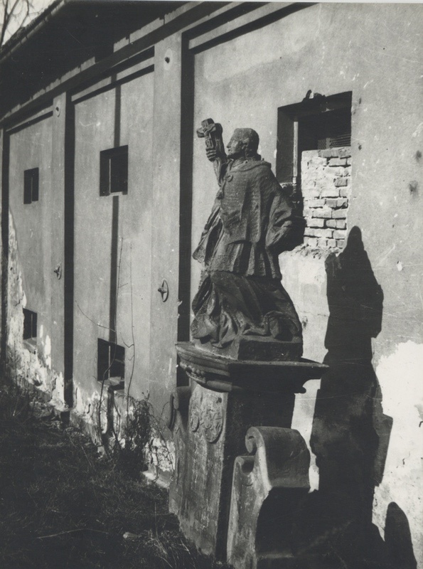 Barokní socha sv. Jana Nepomuckého z roku 1749 (1774?). Socha stála před sýpkou v Karvinné (demolice plánována do konce prosince 1967). Následně byla přesunuta ke kostelu Povýšení sv. Kříže v Karviné-Fryštátě.