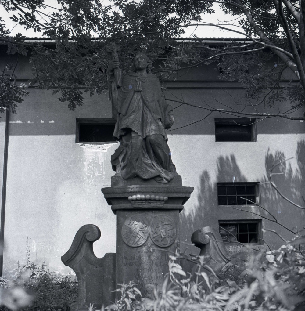 Pomník sv. Jana Nepomuckého z roku 1749 (1774?) v Karvinné, na původním místě před sýpkou, naproti Závodního hotelu. Snímek z roku 1965. (S laskavým svolením p. Davida Pindura, ze soukromého archivu)