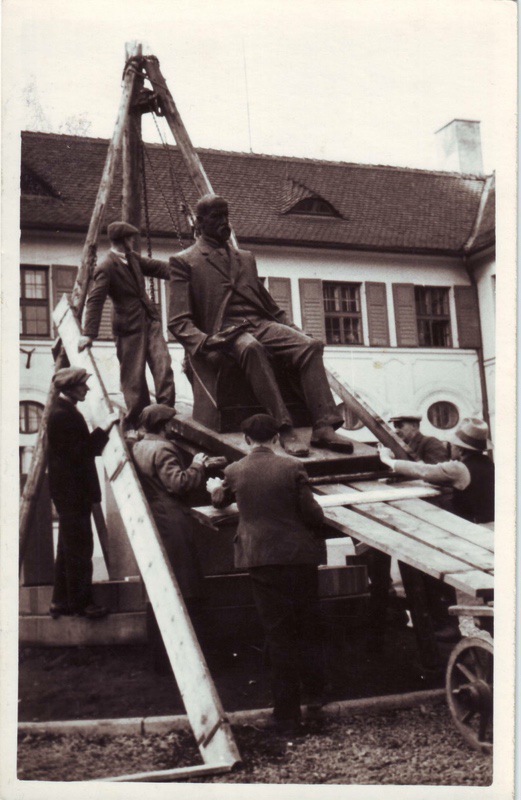 Instalace pomníku T. G. Masaryka u Masarykovy měšťanské školy. (Fotografie neznámého autora z roku 1928, Státní okresní archiv Karviná, Z 168)
