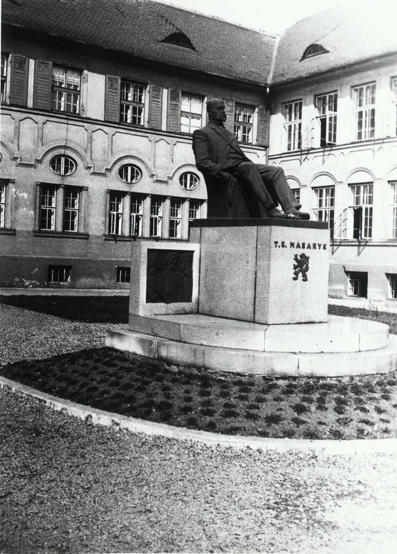 Pomník prvnímu prezidentovi T. G. Masarykovi vytvořil akademický sochař František Fabiánek z Brna. Slavnostní odhalení proběhlo ve dnech 27. a 28. října 1928. V padesátých letech byl pomník odstraněn a znovu byl instalován v roce 1968 v Parku Boženy Němcové. V období normalizace byl uskladněn v Okresním vlastivědném muzeu v Českém Těšíně. 7. března 1990 byl znovu slavnostně odhalen u příležitosti 140. výročí narození T. G. Masaryka, před budovou zámku v Karviné - Fryštátě, kde tehdy sídlil MěstNV.