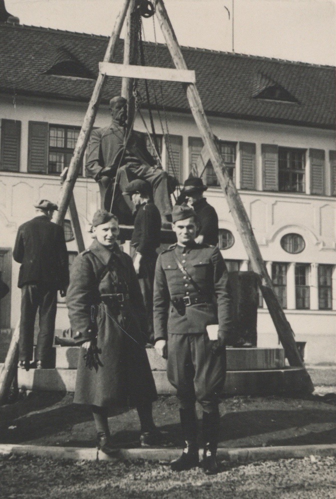 Záběr z instalace pomníku T. G. Masaryka u Masarykovy měšťanské školy.