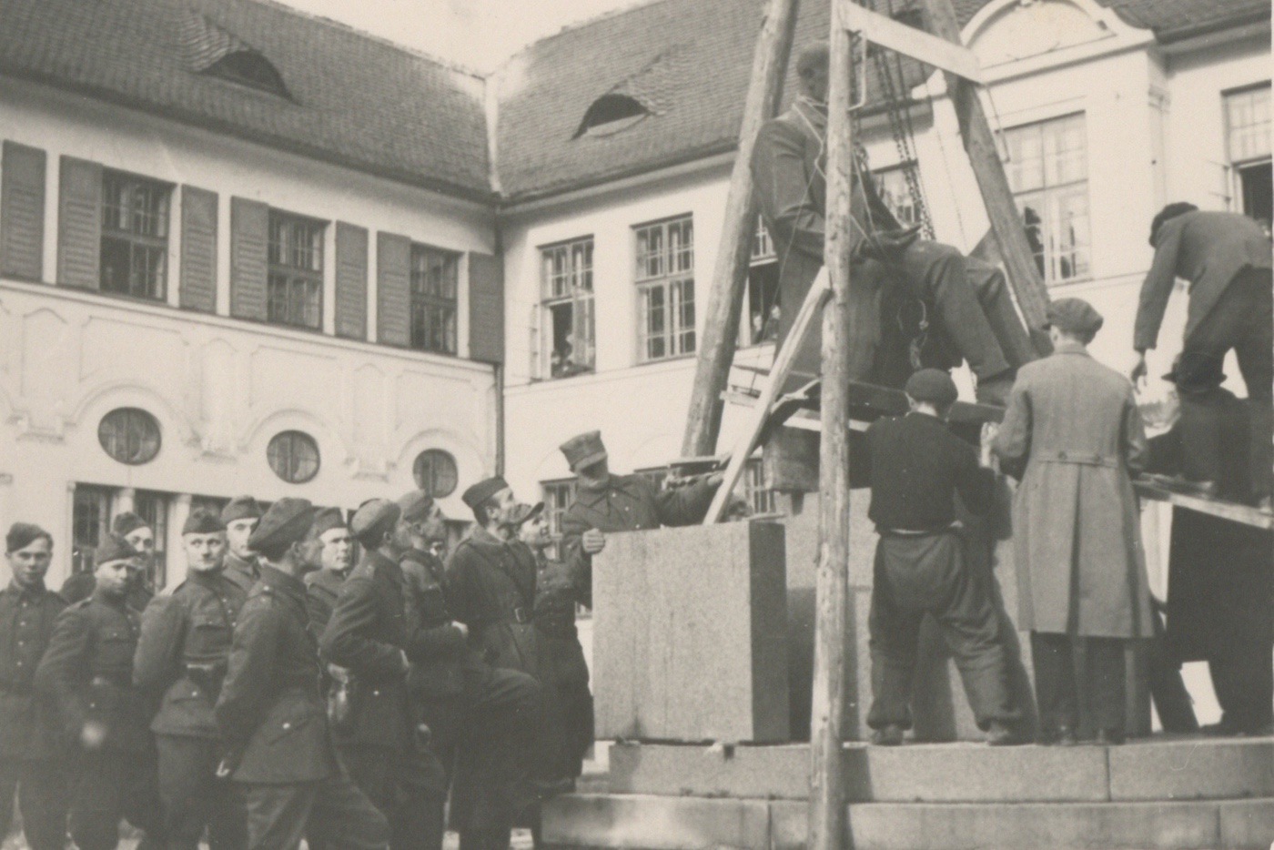 Záběr z instalace pomníku T. G. Masaryka u Masarykovy měšťanské školy.