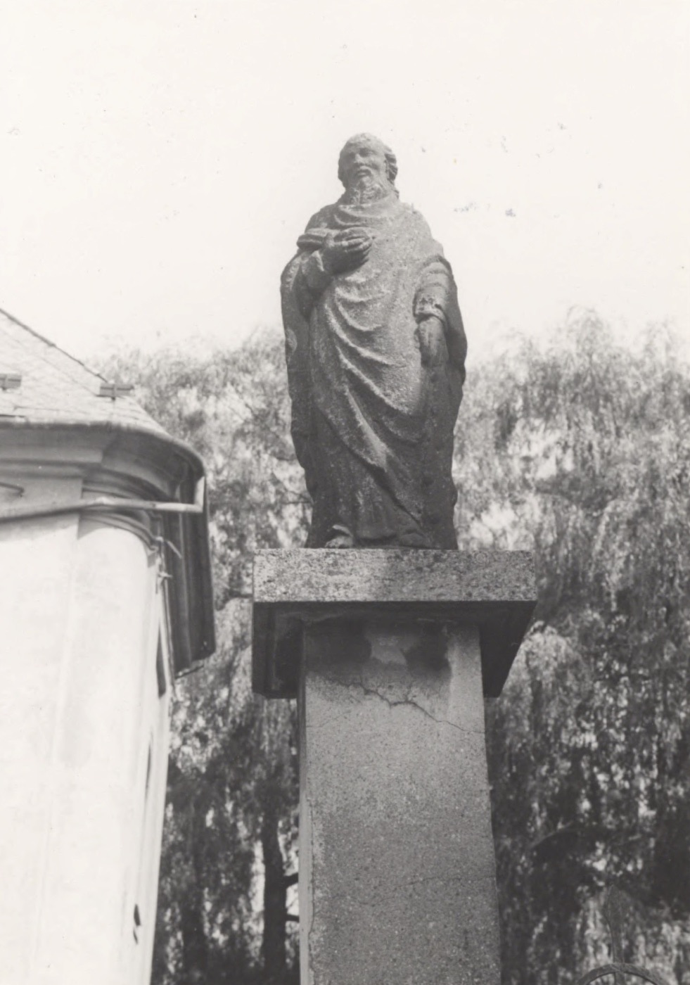 Socha apoštola u kostela sv. Petra z Alkantary (Fotografie z publikace Katalog památek města Karviné, 1.díl)