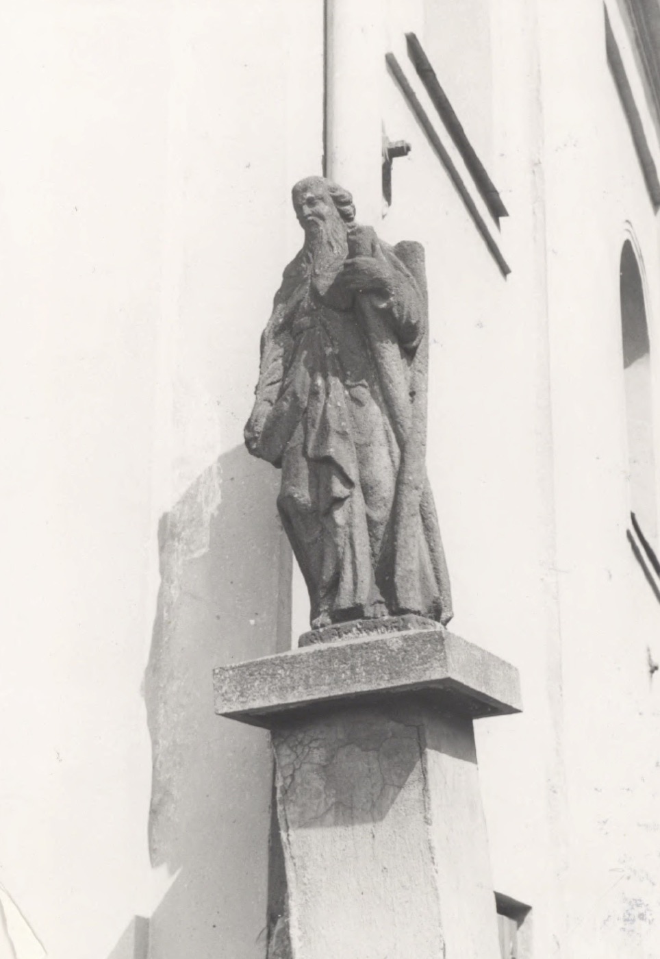 Socha apoštola u kostela sv. Petra z Alkantary (Fotografie z publikace Katalog památek města Karviné, 1.díl)