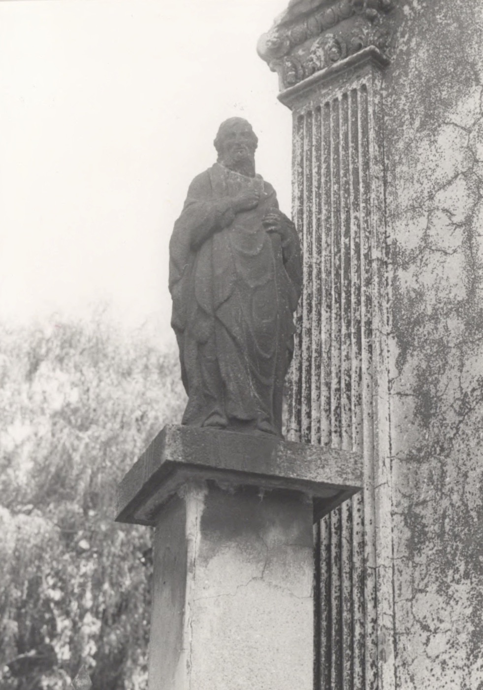 Socha apoštola u kostela sv. Petra z Alkantary (Fotografie z publikace Katalog památek města Karviné, 1.díl)