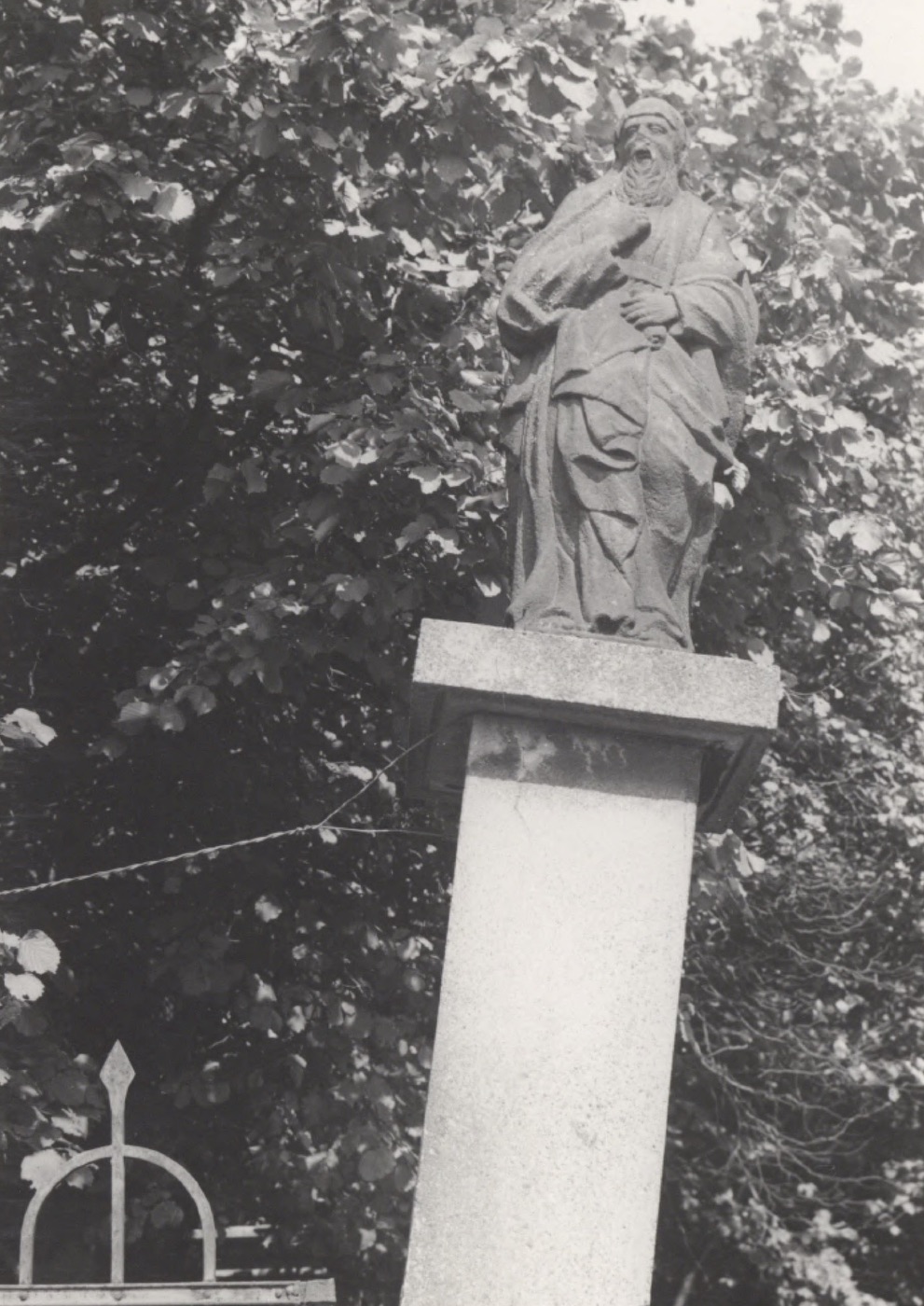 Socha apoštola u kostela sv. Petra z Alkantary (Fotografie z publikace Katalog památek města Karviné, 1.díl)