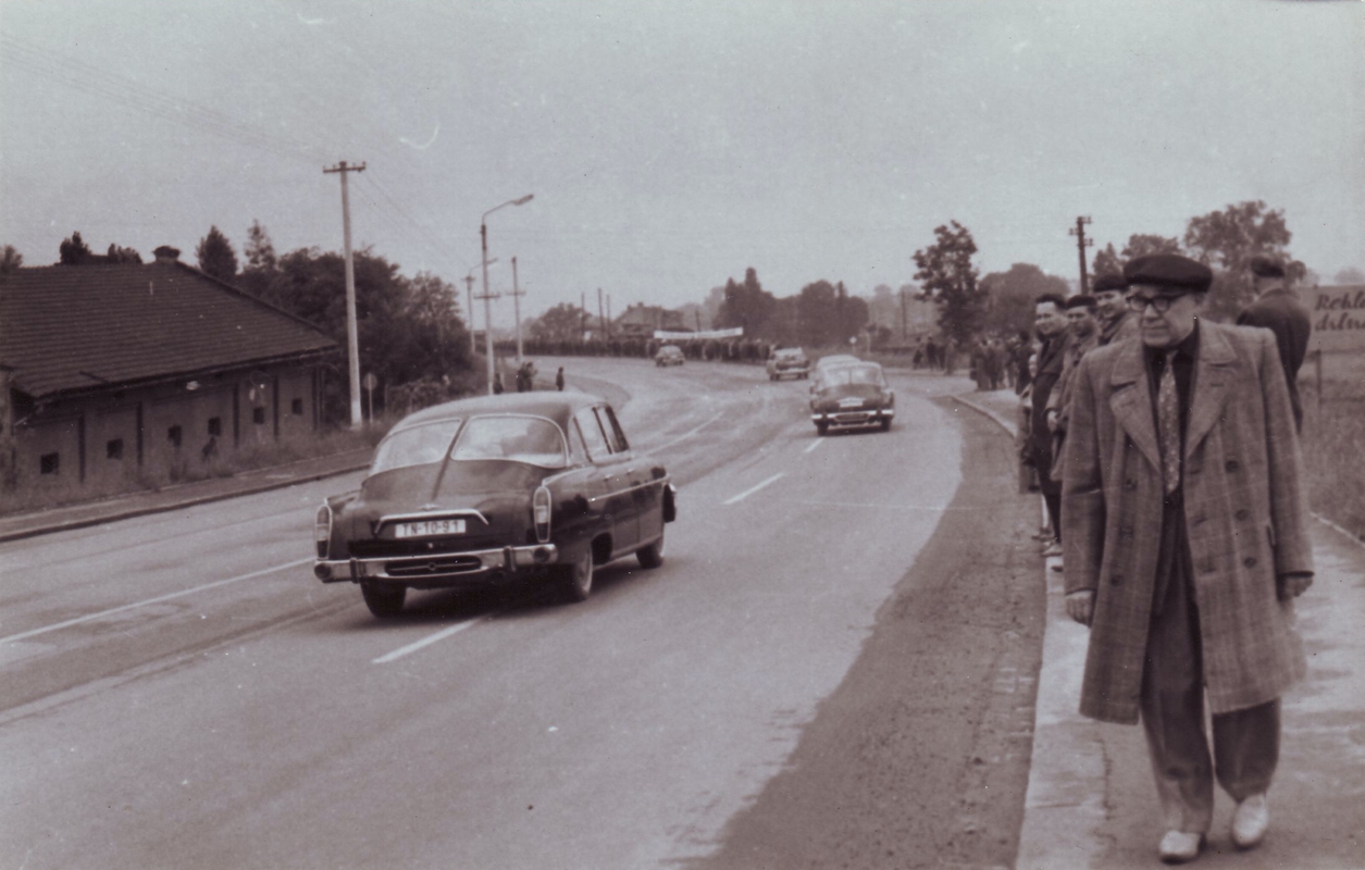 Příjezd prezidenta Ludvíka Svobody do Karviné (Komenského ulice, 1968). Vlevo budova bývalé sýpky.