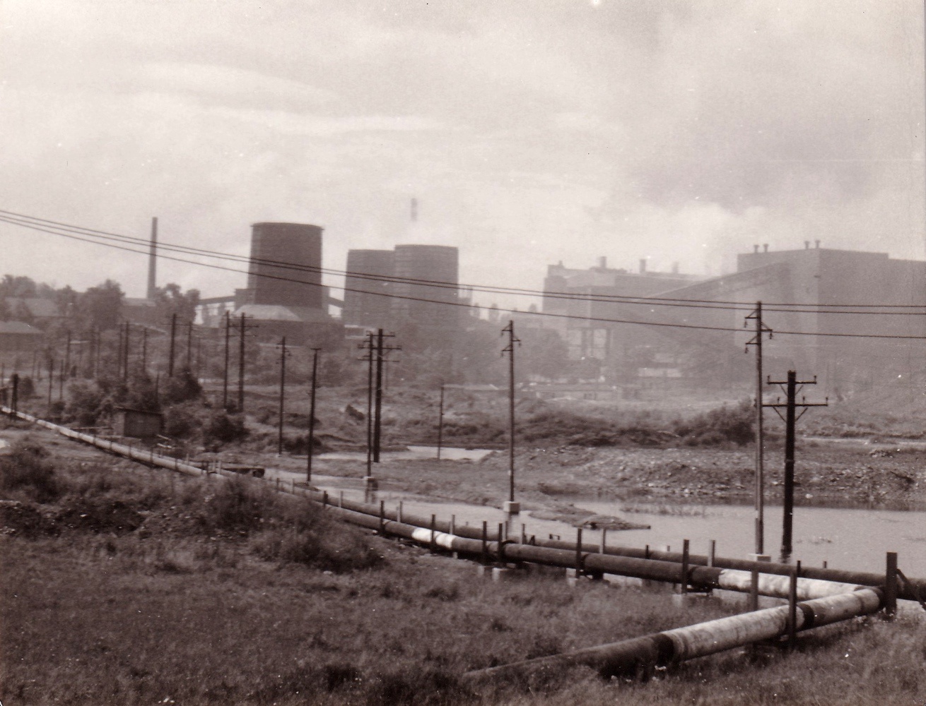 Pohled ze Sovince směrem k dolu ČSA, vlevo snad střechy domů z kolonie Žabkov; fotografováno v roce 1960 (s laskavým svolením p. Hany Sikorové, ze soukromé sbírky)