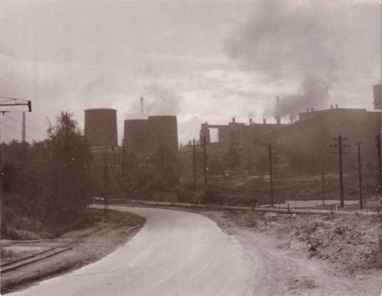 Pohled ze Sovince na silnici směrem k zastávce Jánská a dolu ČSA, nalevo jsou patrné tramvajové koleje; fotografováno v roce 1960 (s laskavým svolením p. Hany Sikorové, ze soukromé sbírky)