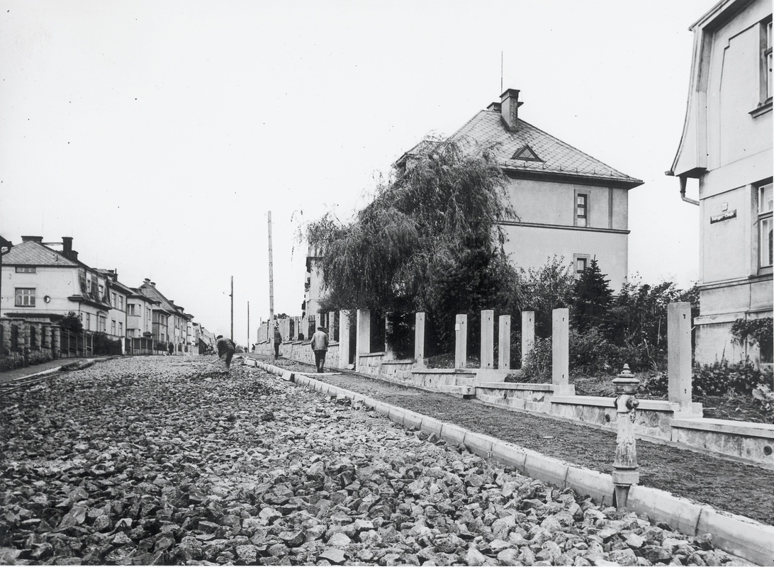 Pohled na Jiráskovu ulici (Rosegger Straße) - ukrytý za stromem dům čp. 1699