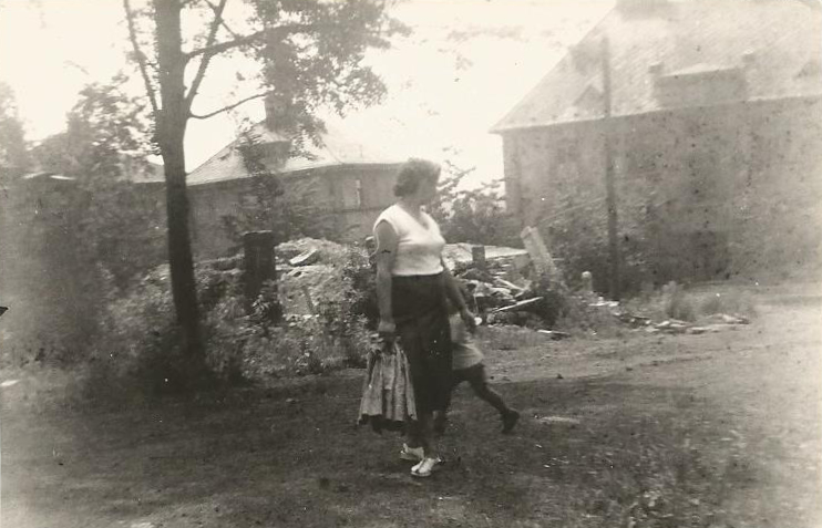 Pohled z Nerudovy ulice na ulici Jiráskovu. V popředí pozůstatky demolice domu čp. 1687, zprava doleva: dům čp. 1703, čp. 1705 a část domu čp. 1712 (S laskavým svolením p. Hany Sikorové, ze soukromé sbírky)