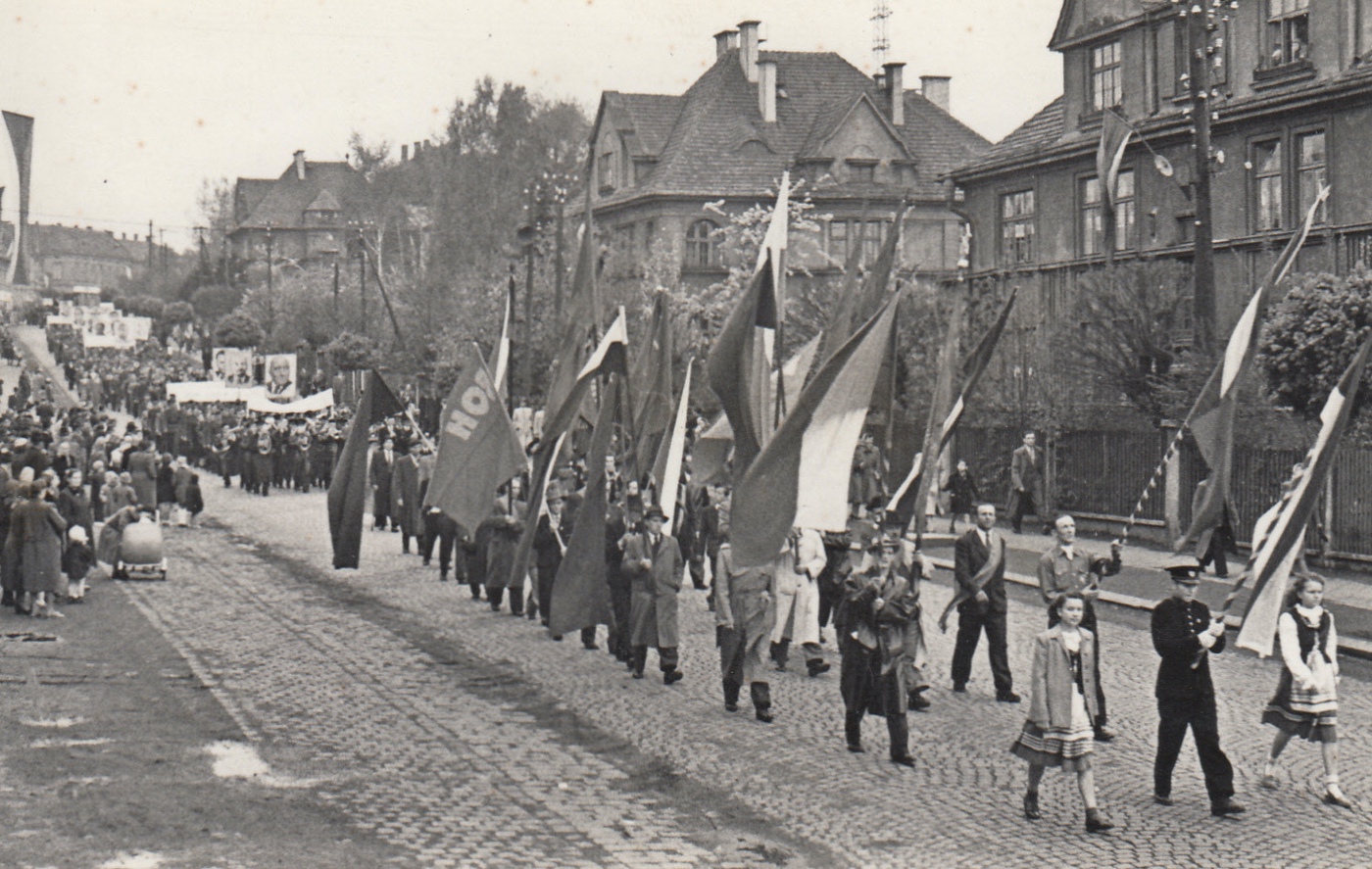 Prvomájový průvod procházející Komenského ulicí v roce 1951. Vpravo řada vil pro Larisch-Mönnichovy úředníky.