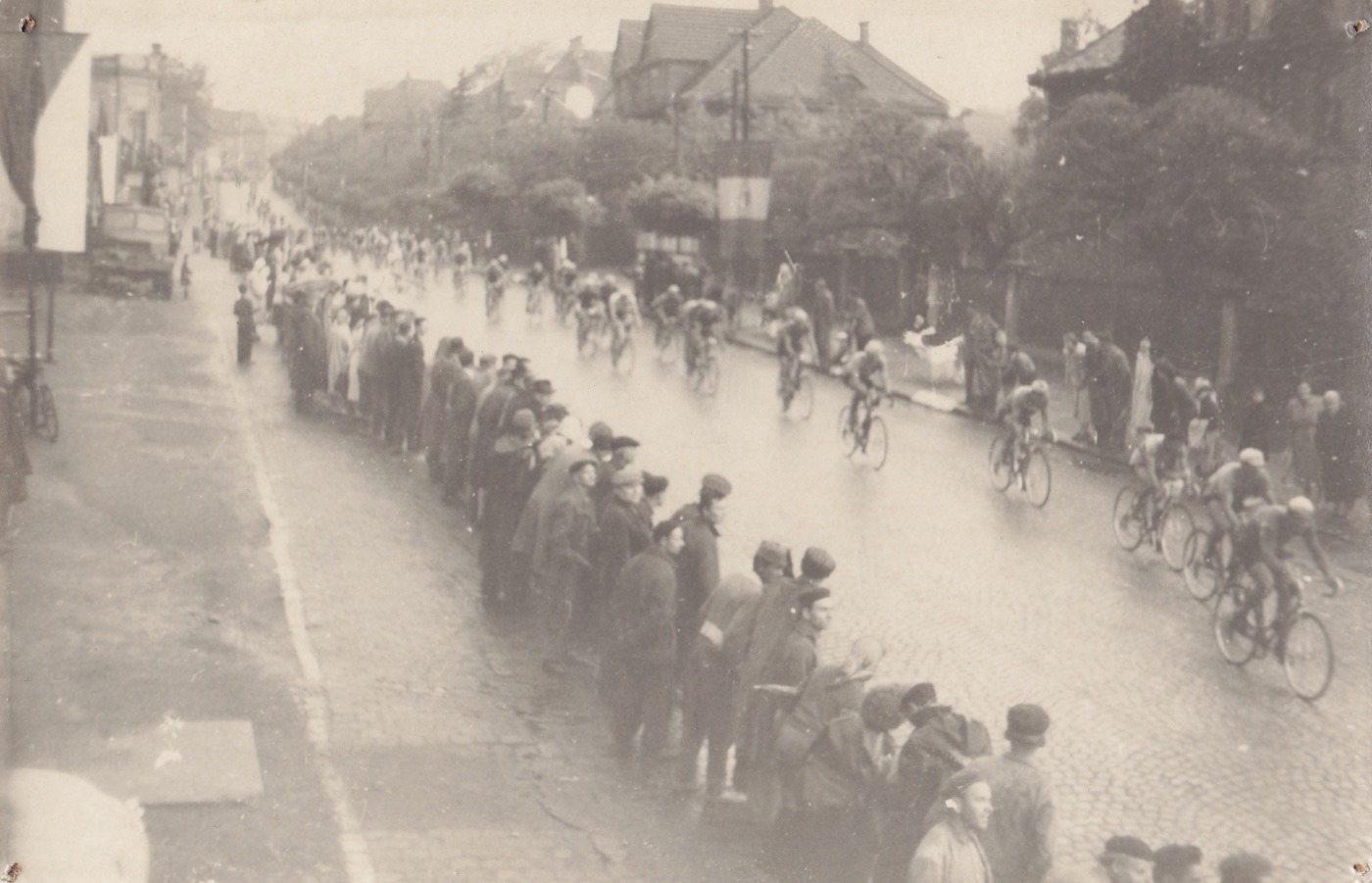 Záběr z etapy Závodu míru konaného v roce 1968