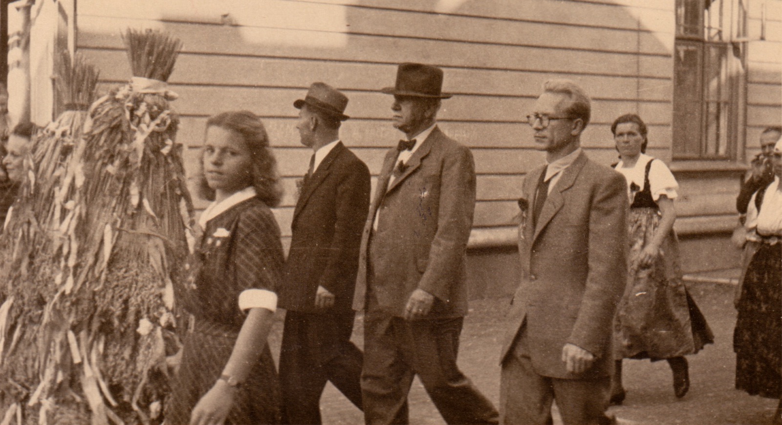 Blíže neurčený průvod (dožínky?) procházející Kostelní ulicí... V pozadí budova Závodního hotelu (čp. 4). Identifikace fotografie: Petr Bindač