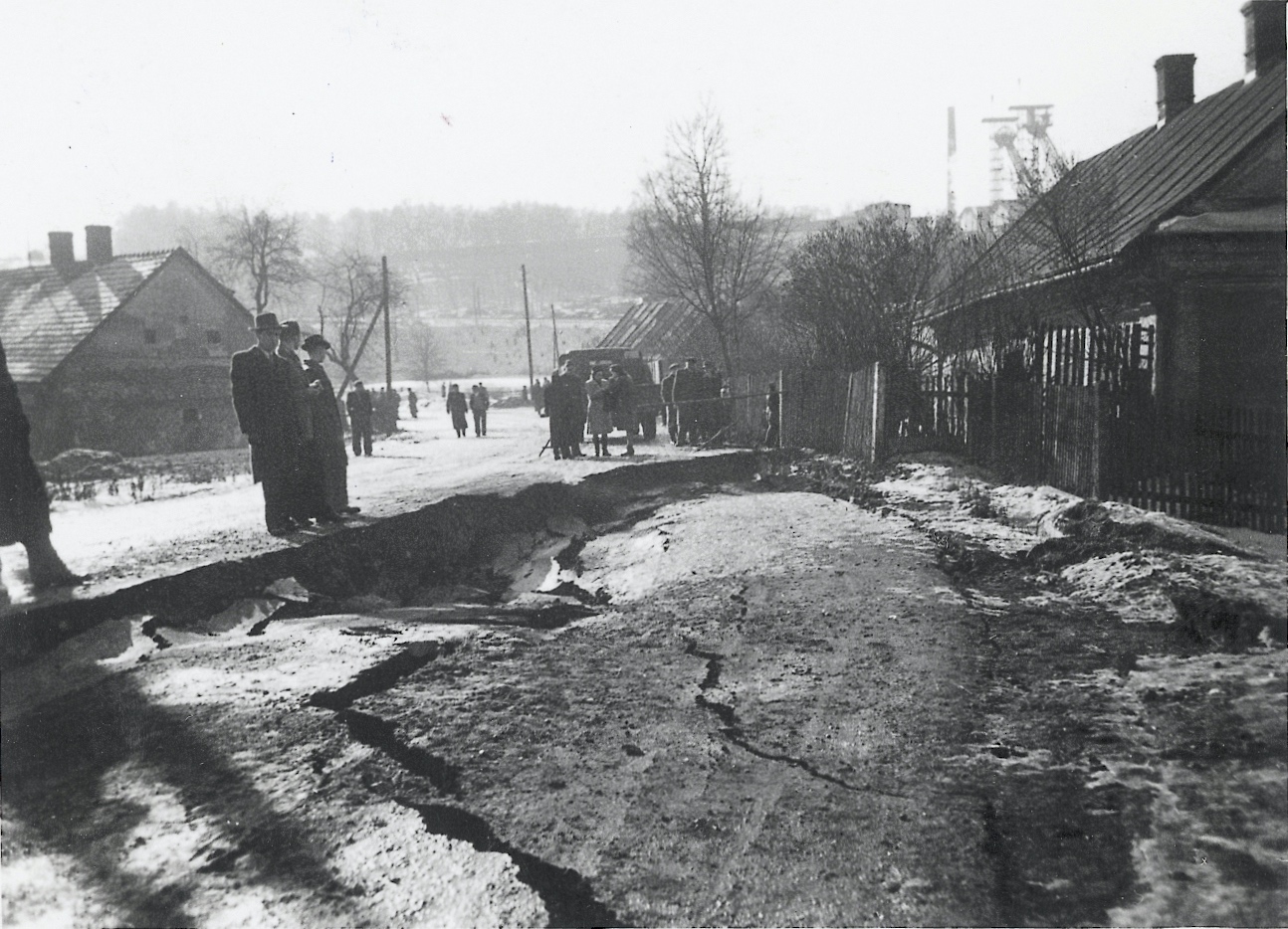 Ulice Radniční (v době vzniku snímku již Kolárova), vpravo dům čp. 269, vlevo dům čp. 319. K propadu ulice vlivem poddolování došlo během jediné noci. (Jindřich Minol, 1952)