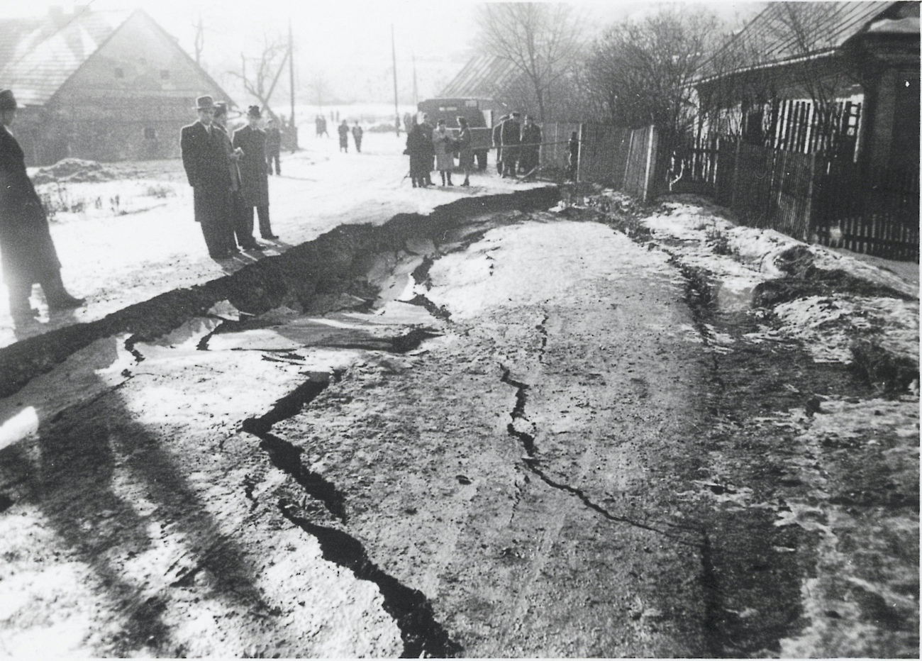 Ulice Radniční (v době vzniku snímku již Kolárova), vpravo dům čp. 269, vlevo dům čp. 319. K propadu ulice vlivem poddolování došlo během jediné noci. (Jindřich Minol, 1952)