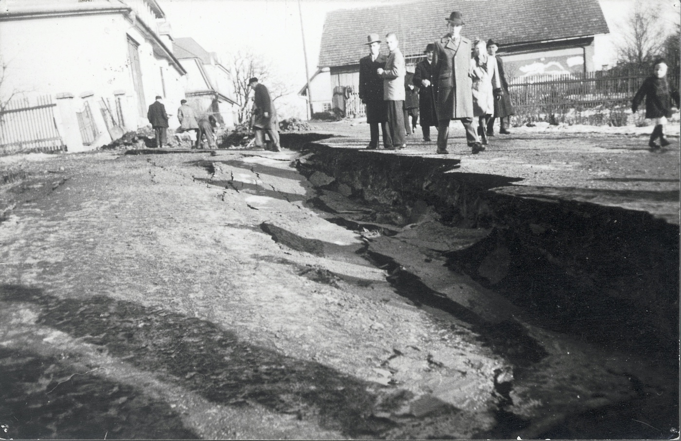Ulice Radniční (v době vzniku snímku již Kolárova), vpravo dům čp. 510, vlevo dům čp. 1485 a za ním dům čp. 1589. K propadu ulice vlivem poddolování došlo během jediné noci. (Jindřich Minol, 1952)
