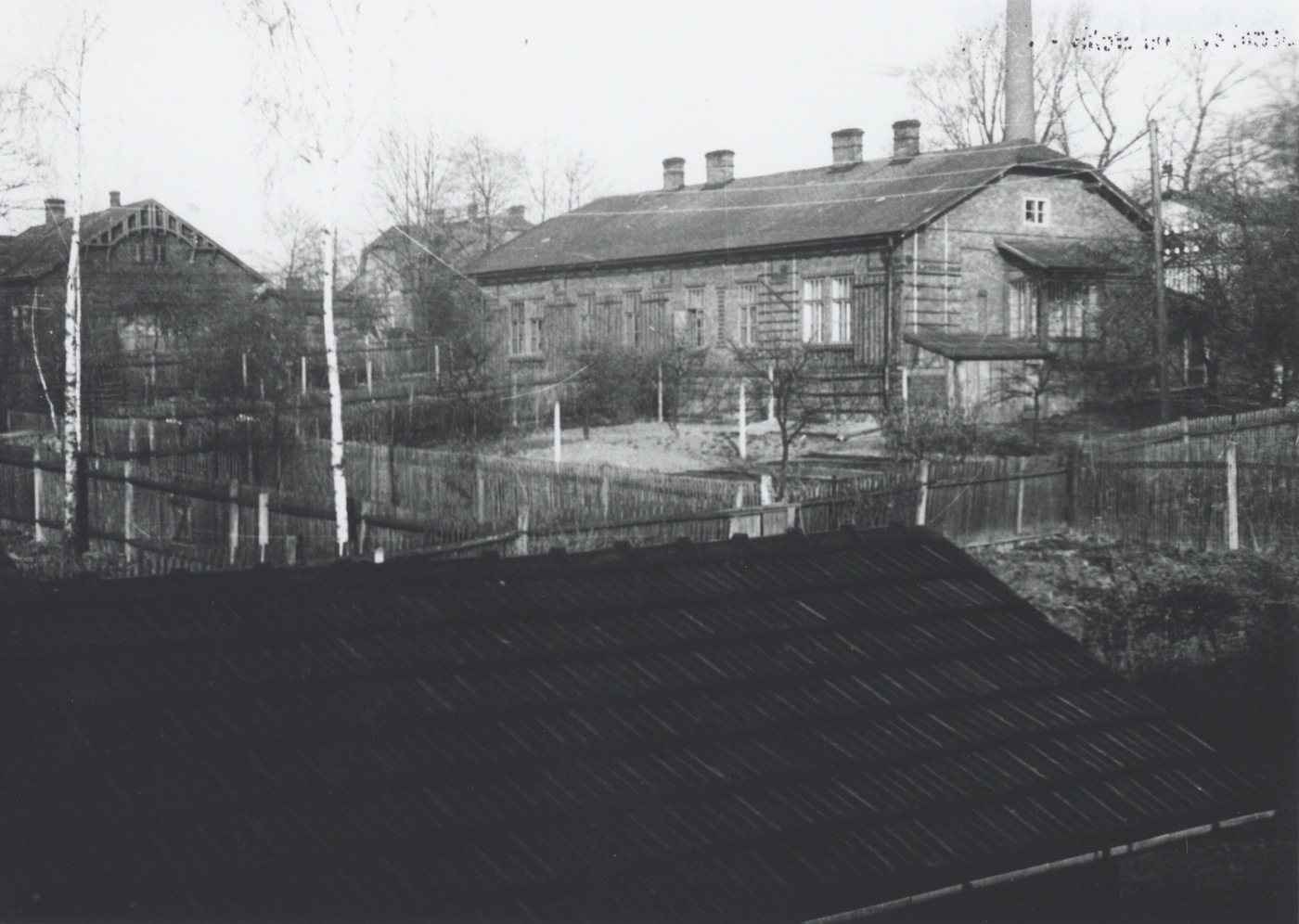 Fotografie pořízena zřejmě ze střechy domu čp. 690. Zleva v záběru část domu čp. 1281, následuje čp. 1300 a dům čp. 1282 v popředí.