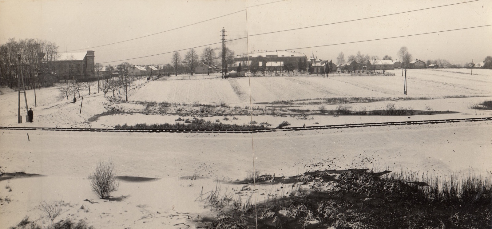 Uprostřed snímku evangelický hřbitov s kaplí, vlevo výdušná jáma dolu Hohenegger a v pozadí škola na Novém Jorku (přibližně 1950)