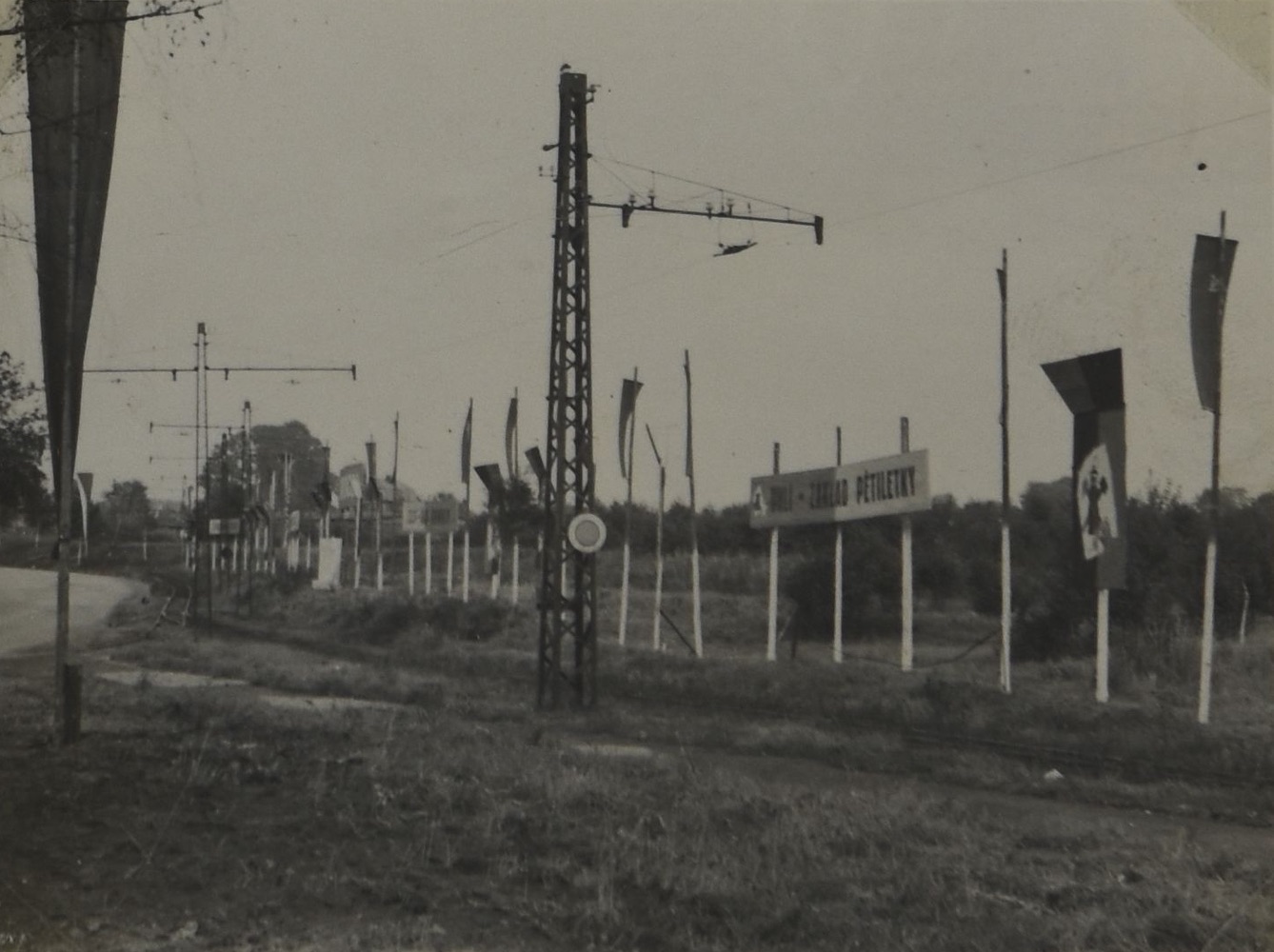 Záběr z křižovatky na Jánské v roce 1950. Fotograf má za zády tramvajovou zastávku, pohled je směrem na Sovinec a Fryštát (identifikace snímku: Jan Polakovič)
