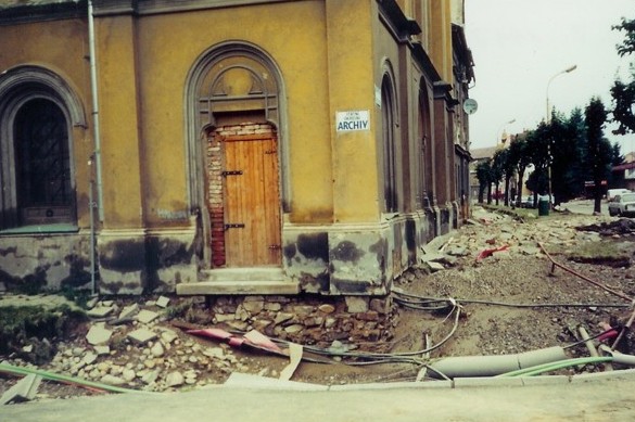 Krnovská synagoga krátce po povodni v červenci 1997